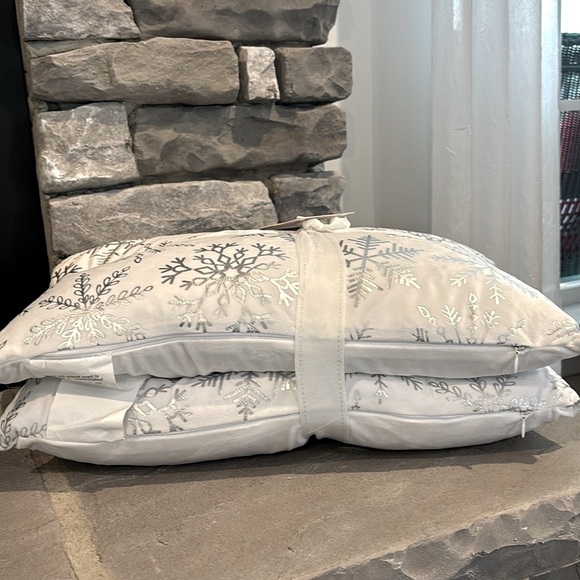 Throw By Marlo Lorenzo,2 duck feather filled,zipper,velvet,metallic snowflake - Picture 4 of 10